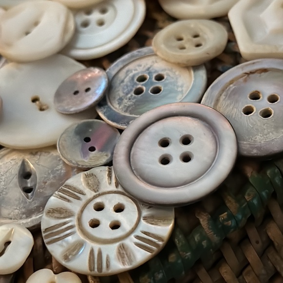 Buttons about 70 plus mother of pearl vintage buttons various sizes matching set - Picture 17 of 17